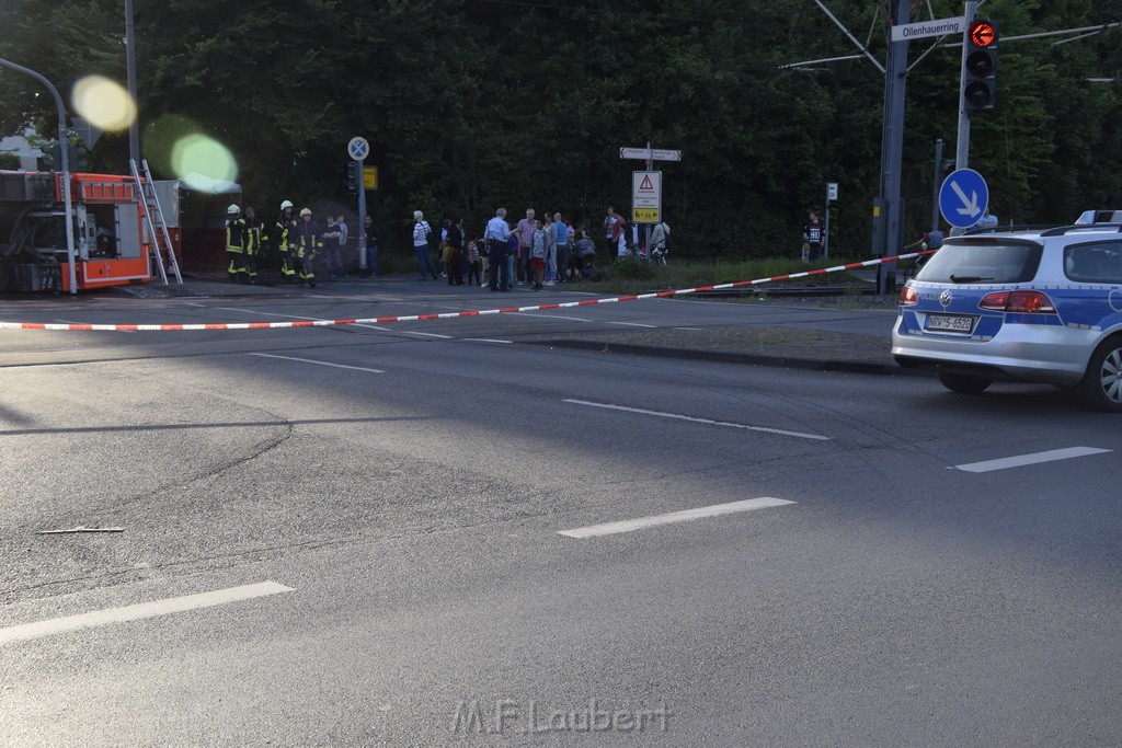 TLF 4 umgestuerzt Koeln Bocklemuend Ollenhauer Ring Militaerringstr P047.JPG - Miklos Laubert